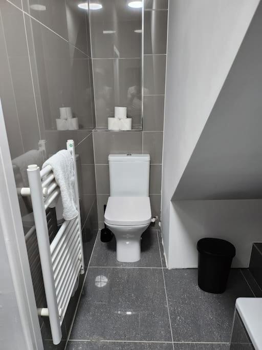 Supervalue 6 - Fast Wifi, Linen, Keyless Entry, Only 10 Mins - By Promise Cardiff