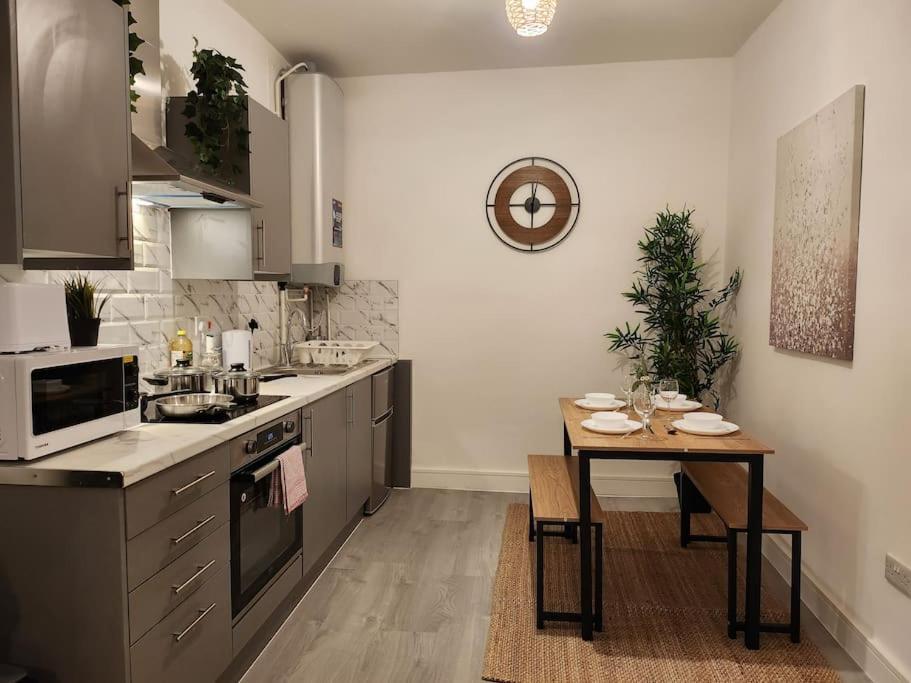 Supervalue 6 - Fast Wifi, Linen, Keyless Entry, Only 10 Mins - By Promise Apartment Cardiff