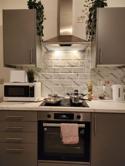 Apartment Supervalue 6 - Fast Wifi, Linen, Keyless Entry, Only 10 Mins - By Promise