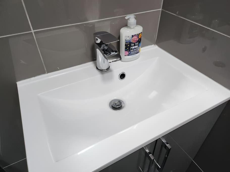 Supervalue 6 - Fast Wifi, Linen, Keyless Entry, Only 10 Mins - By Promise *