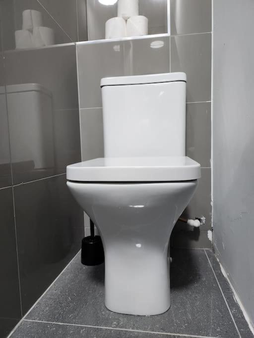 Apartment Supervalue 6 - Fast Wifi, Linen, Keyless Entry, Only 10 Mins - By Promise