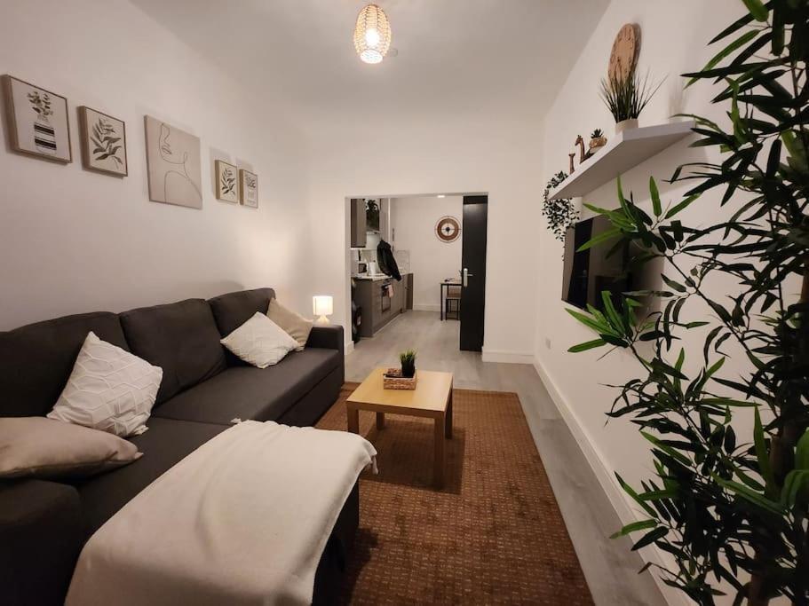 Supervalue 6 - Fast Wifi, Linen, Keyless Entry, Only 10 Mins - By Promise Apartment Cardiff