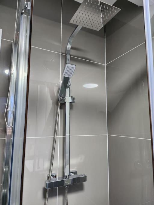 Supervalue 7 - Fast Wifi, Linen, Keyless Entry, Only 10 Mins - By Promise * Cardiff