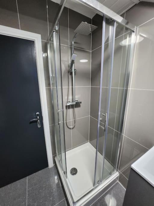 Supervalue 7 - Fast Wifi, Linen, Keyless Entry, Only 10 Mins - By Promise Appartement Cardiff
