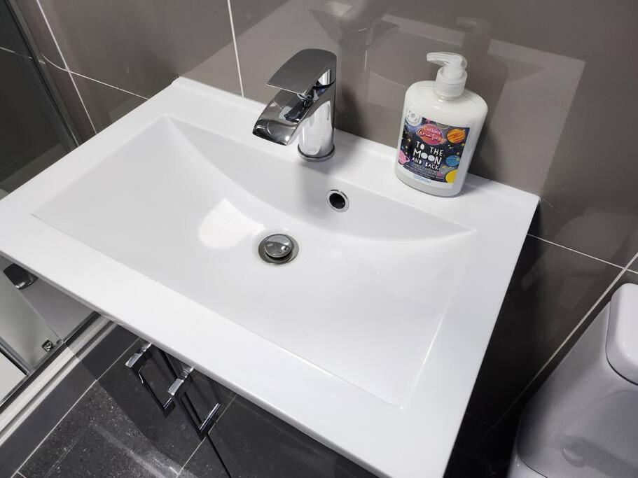 Supervalue 7 - Fast Wifi, Linen, Keyless Entry, Only 10 Mins - By Promise Appartement