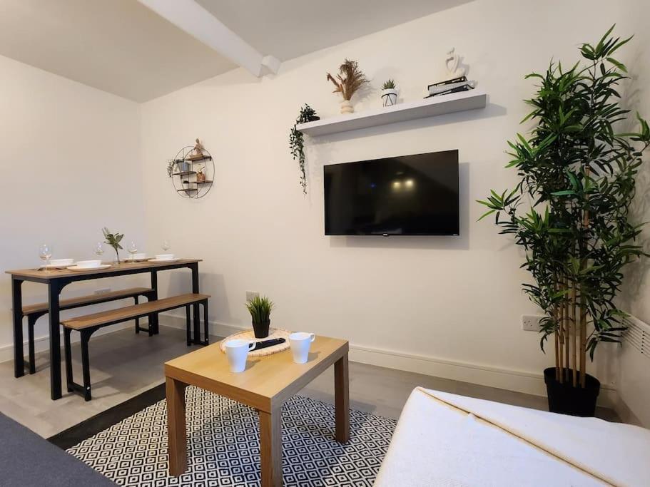 Supervalue 7 - Fast Wifi, Linen, Keyless Entry, Only 10 Mins - By Promise Appartement